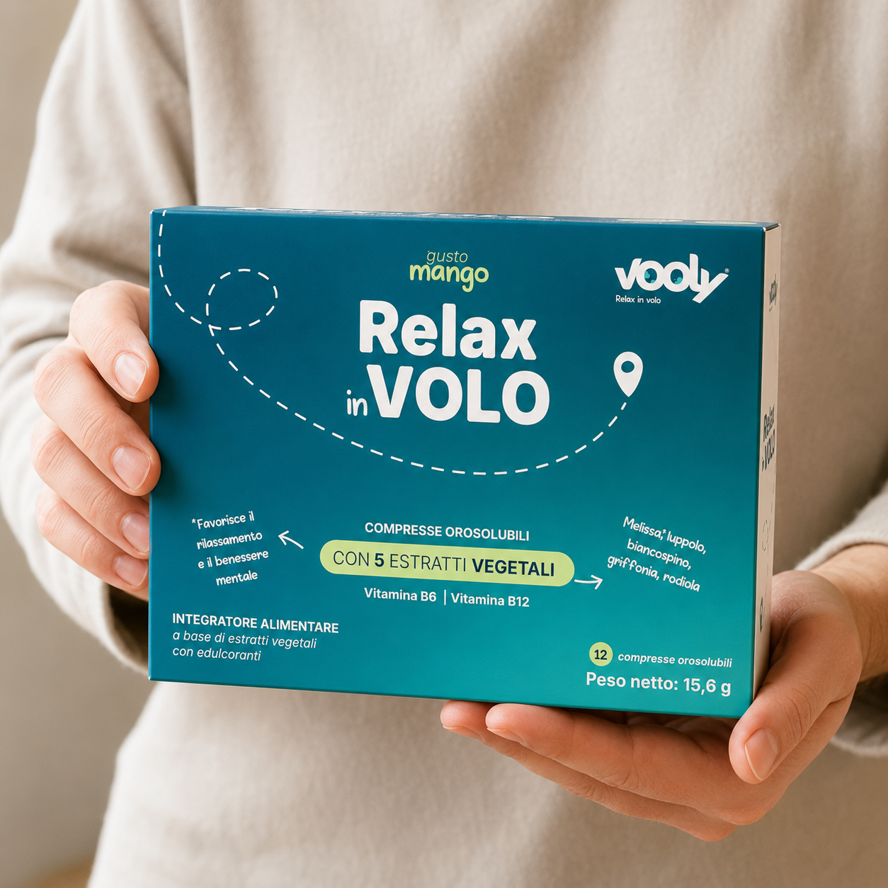 Mani che tengono la confezione Vooly Relax in Volo, gusto mango